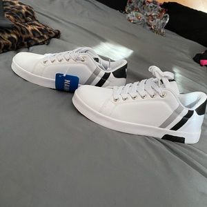 White w black /grey stripe women’s sneakers size 6
